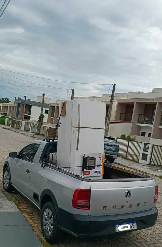 Geladeira em pé, amarrada na caçamba do utilitário da Filipeboyy