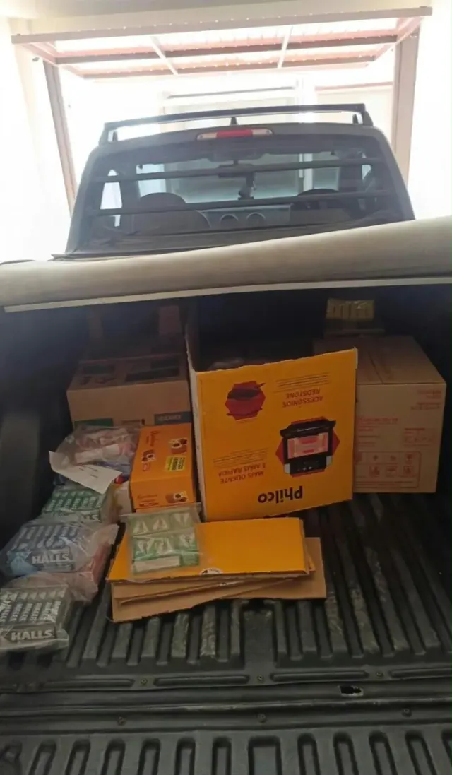 Caixas de mercadorias retiradas em loja, organizadas na caçamba